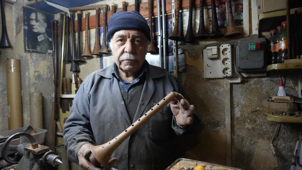 60 yıldır geleneksel yöntemlerle zurna üretiyor