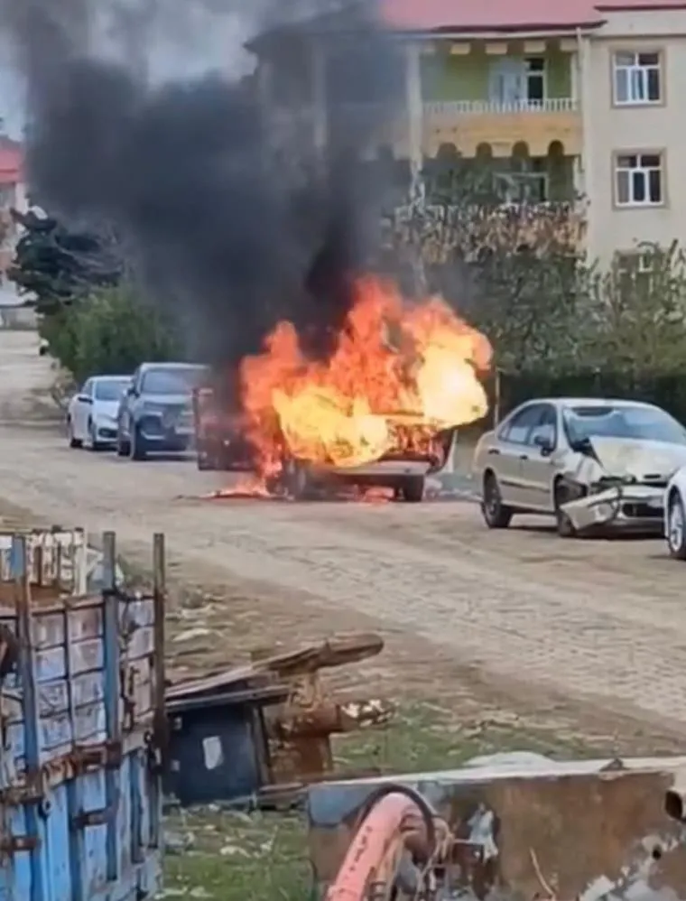 Elazığ’da otomobil alev alev yandı