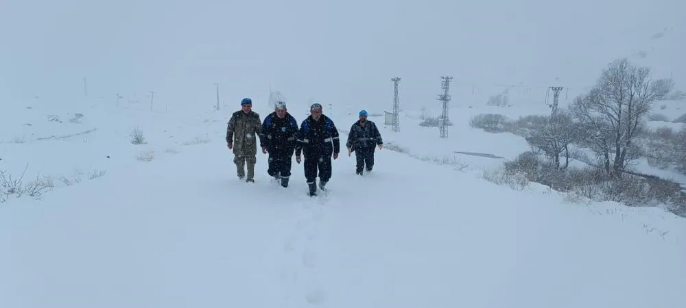 Hakkari’de su kesintisi ekiplerin zorlu mücadelesiyle giderildi