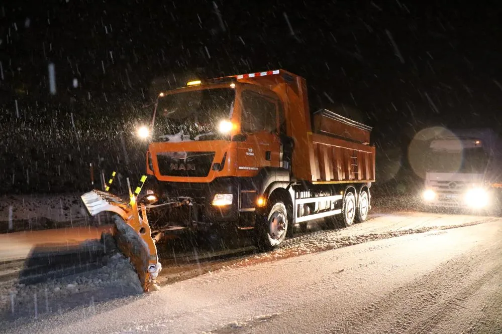 Erzincan’da nisan ayında karla mücadele sürüyor