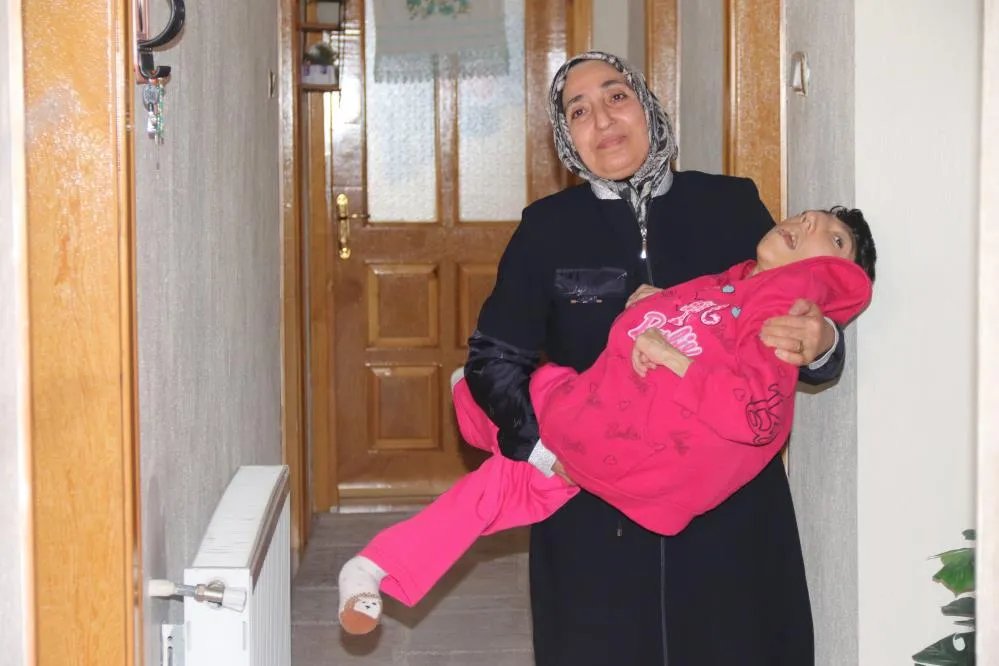 33 yıldır engelli kızına tek başına bakıyor