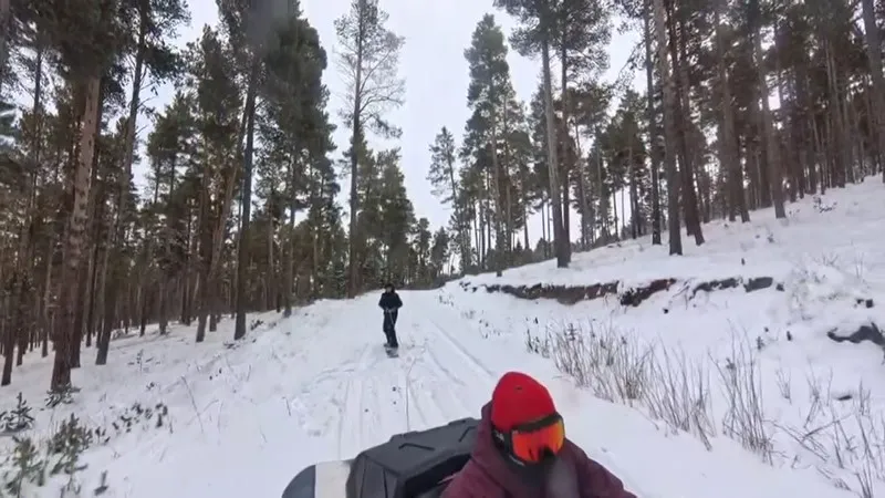 2 kişi ATV araca bağladığı halatla snowboard yaptı