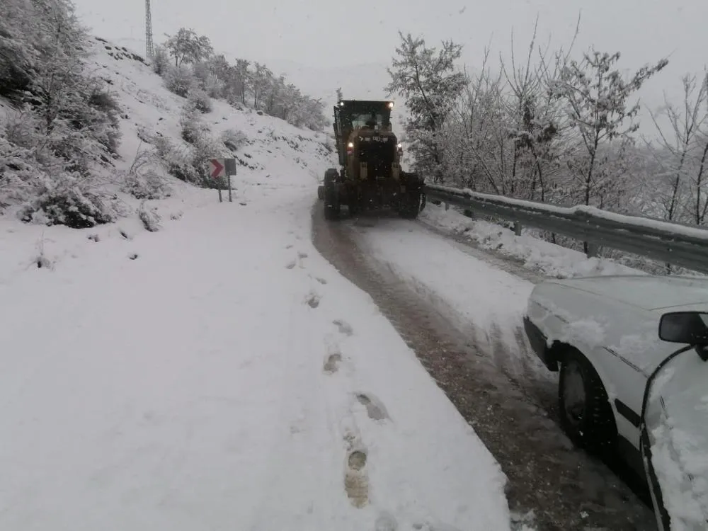 Yolda mahsur kalan araç kurtarıldı