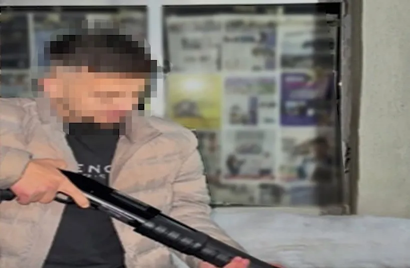 Silahlı fotoğraflarını paylaşan 4 kişi yakalandı