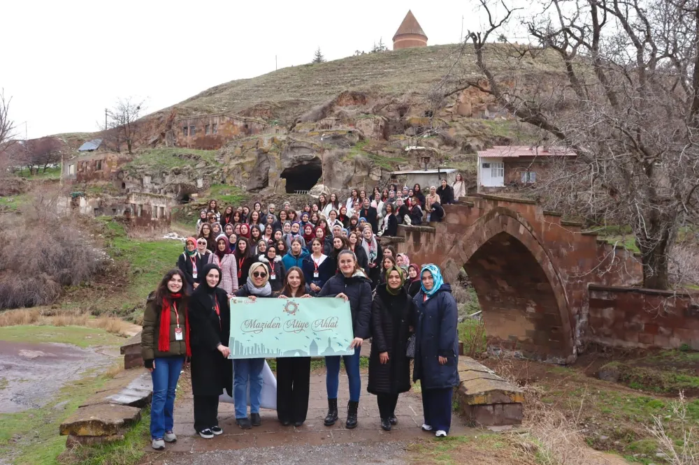 İstanbul’dan gelen öğrenciler Ahlat’ın tarihi mekanlarını gezdi