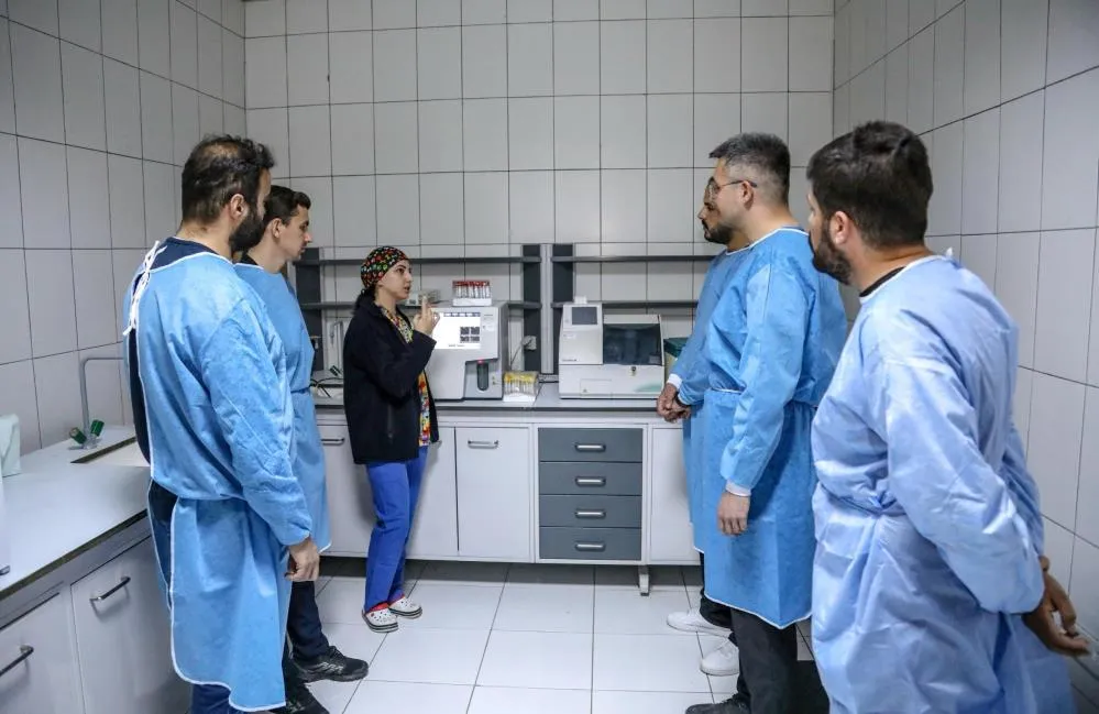 Üniversite öğrencileri uygulamalı eğitim alıyor
