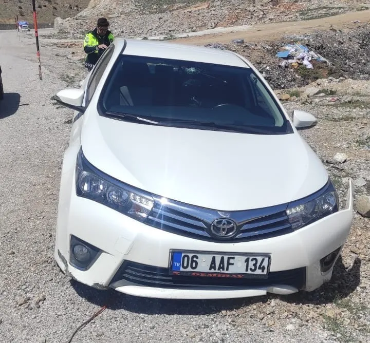 Kontrolden çıkan araç karşı şeride geçti