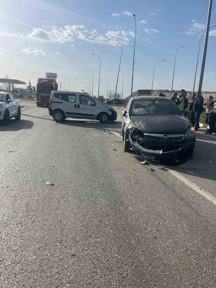 Hafif ticari araç ile otomobil çarpıştı
