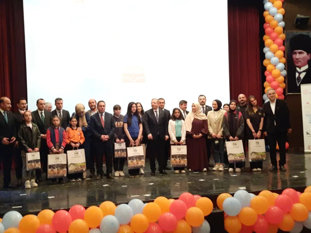 Kars’ta en çok kitap okuyan öğrenci ve veliler ödüllendirildi