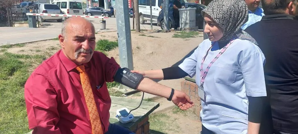 Öğrenciler, halkın şeker ve tansiyonunu ölçtü