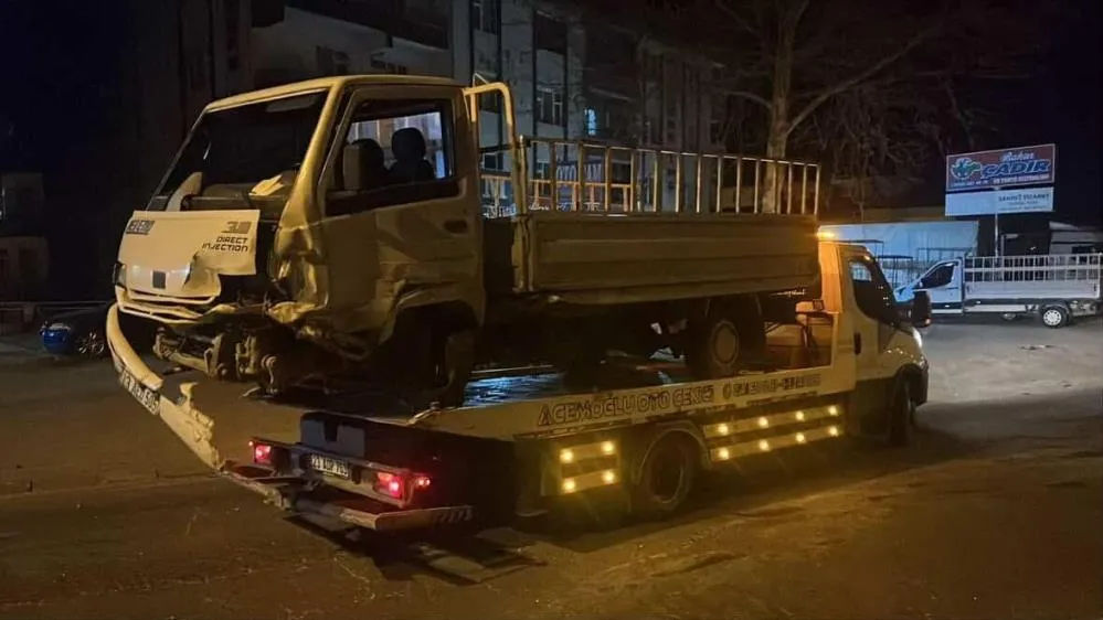 Elazığ’da otomobil ile kamyonet çarpıştı