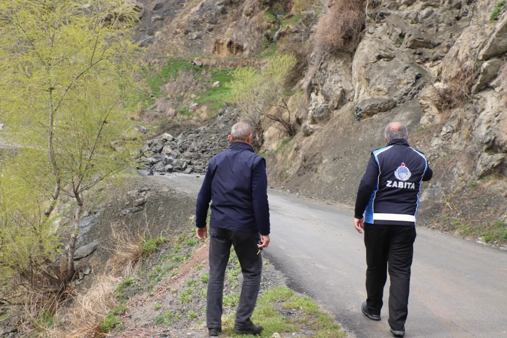 Hakkari’de kaya düşmelerine karşı ekipler çalışıyor