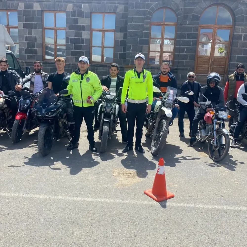 Akyaka’da motosiklet sürücüleri 