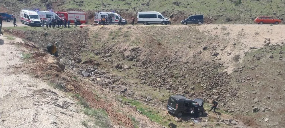 Elazığ’da hafif ticari araç şarampole yuvarlandı