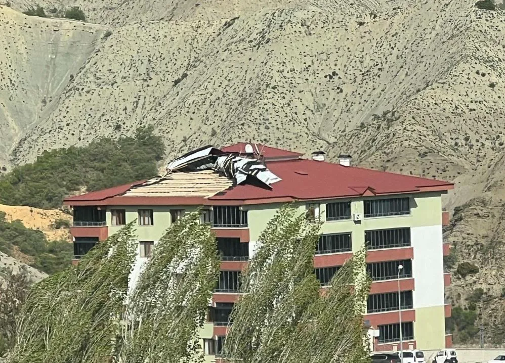Tunceli’de etkili olan fırtına çatıları uçurdu