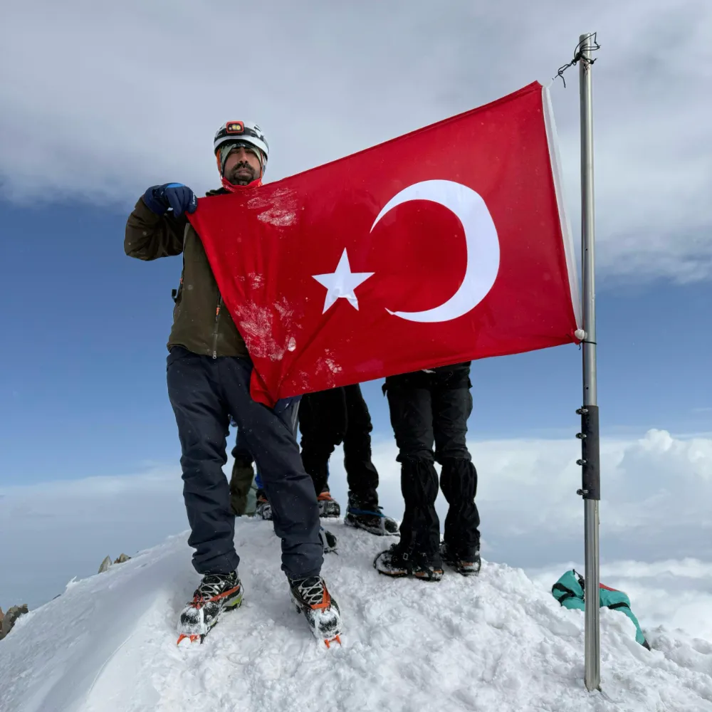 Elazığlı dağcı, karla kaplı Erciyes Dağı