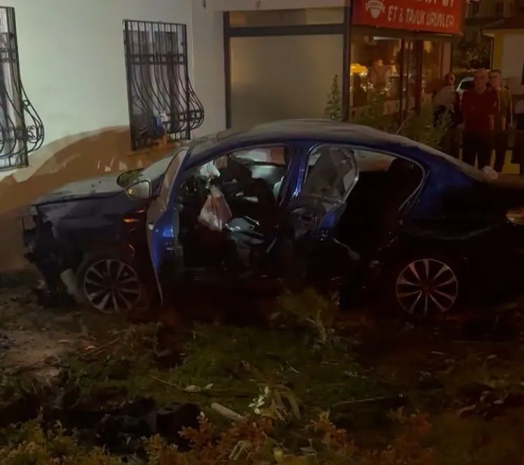 İki araç çarpıştı, biri bahçeye girdi