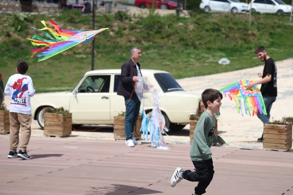 Elazığ’da uçurtma şenliğinde renkli görüntüler oluştu