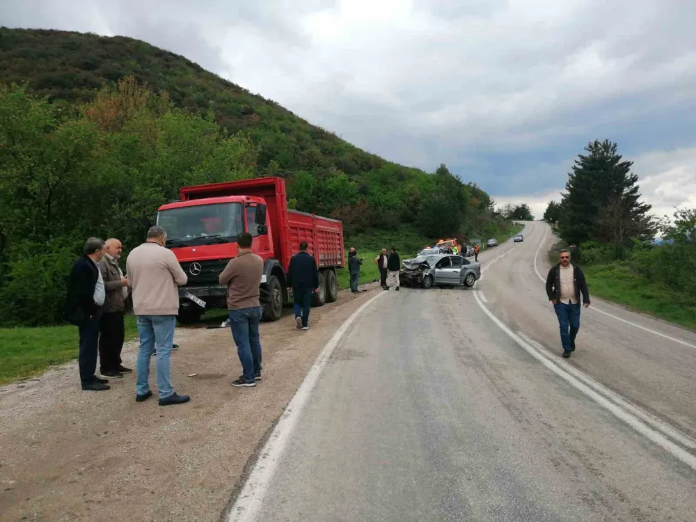 Otomobil ile kamyonet çarpıştı: 1 ölü, 1 yaralı