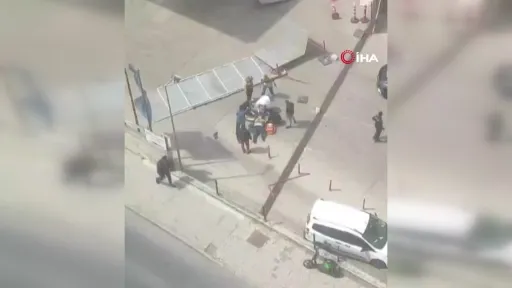 Ataşehir’de şiddetli rüzgarda uçan panolar vatandaşın üzerine düştü