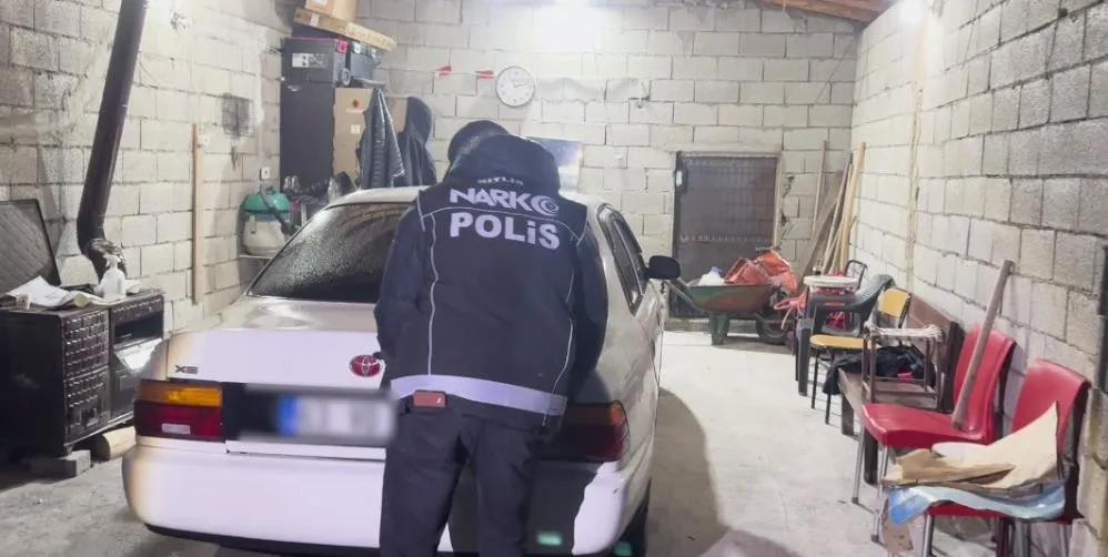 Köpeklerin altına gizlenmiş uyuşturucu madde ele geçirildi