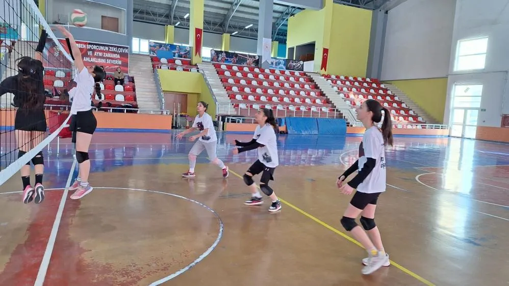 Bulanık’ta voleybol antrenmanlarına yoğun ilgi