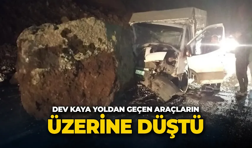 Dev kaya yoldan geçen araçların üzerine düştü
