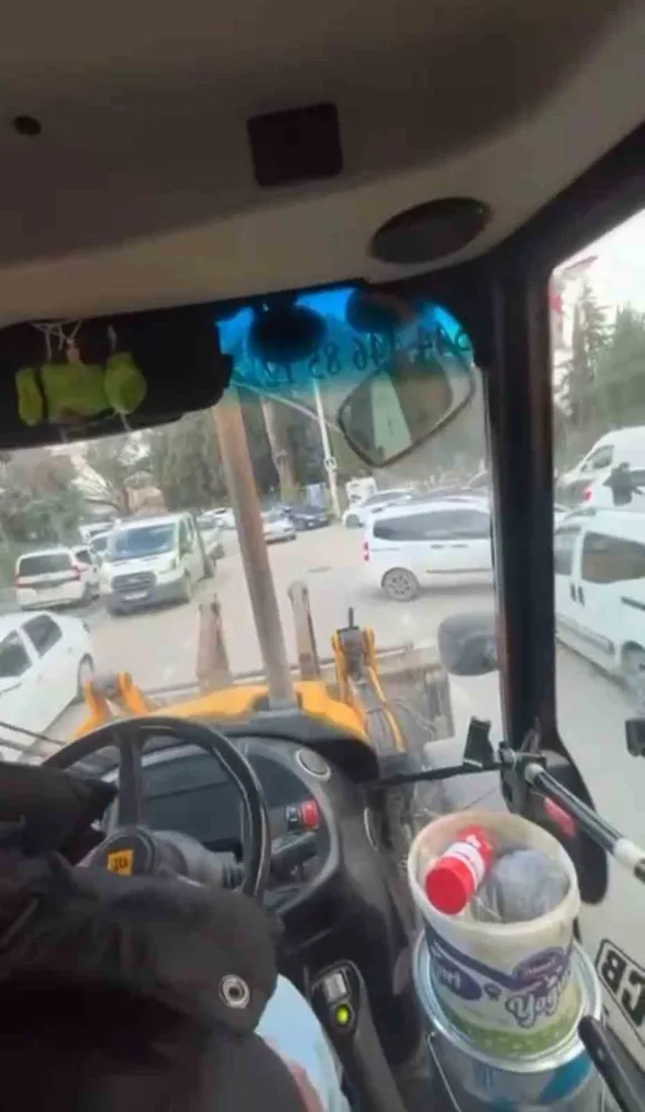 İş makinesi ile tehlikeli yolculuk