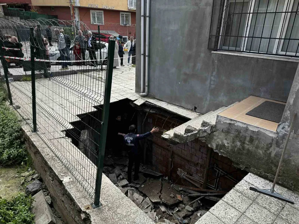 Pendik’te 4 katlı binanın bahçe zemini çöktü