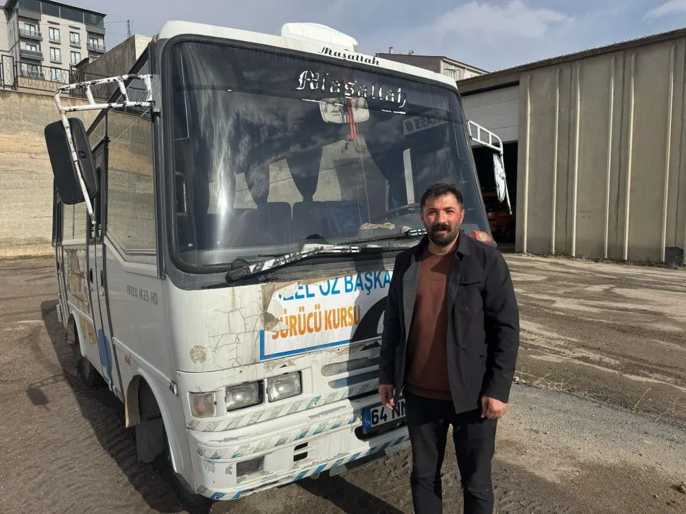 Cep telefonu ile midibüsü takas ettiler
