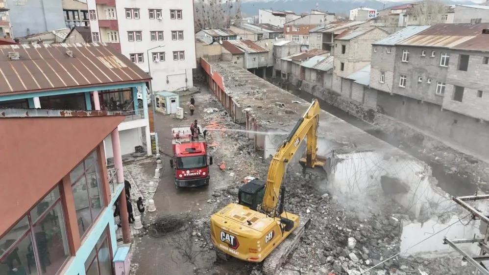 Riskli yapılar birer birer yıkılıyor