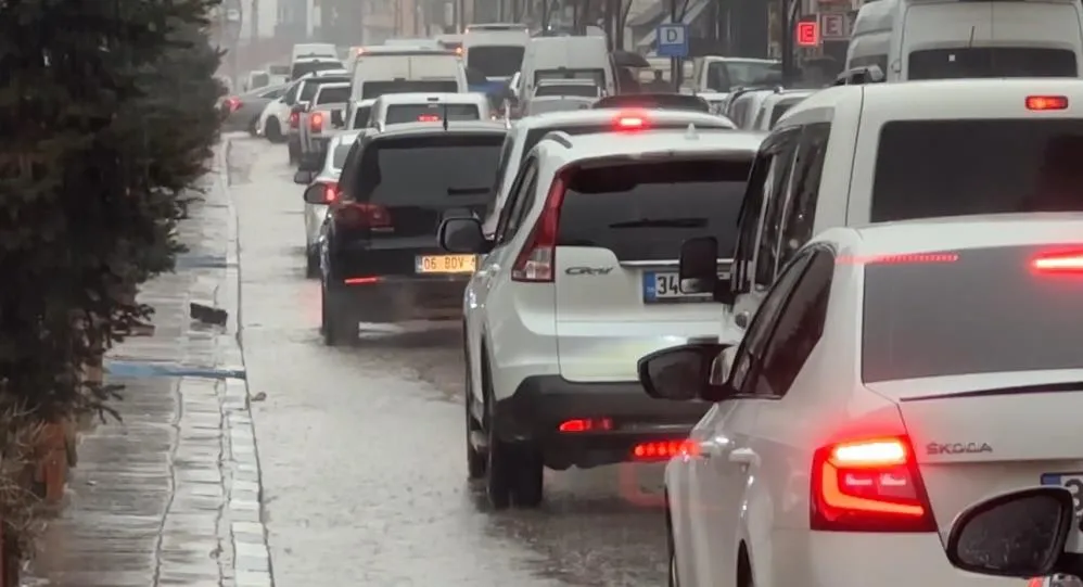 Aniden bastıran sağanak caddeleri göle çevirdi