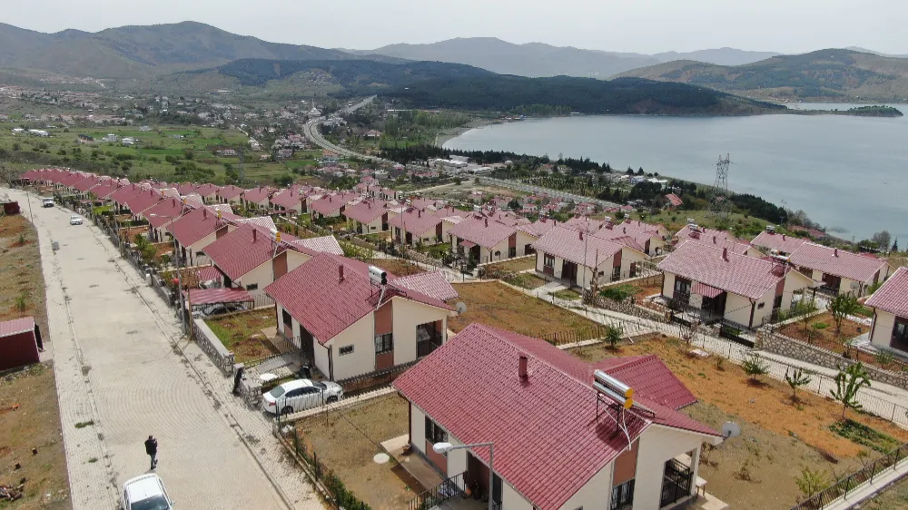 Hem güven hem de huzur veren göl manzaralı deprem konutları