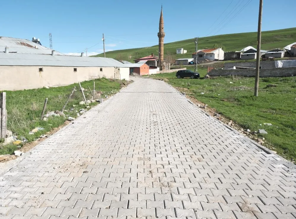 Kumlugeçit köyünde kilit parke taşı çalışması