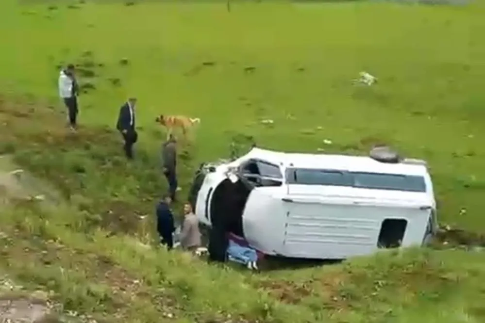 Mutki’de minibüs şarampole yuvarlandı