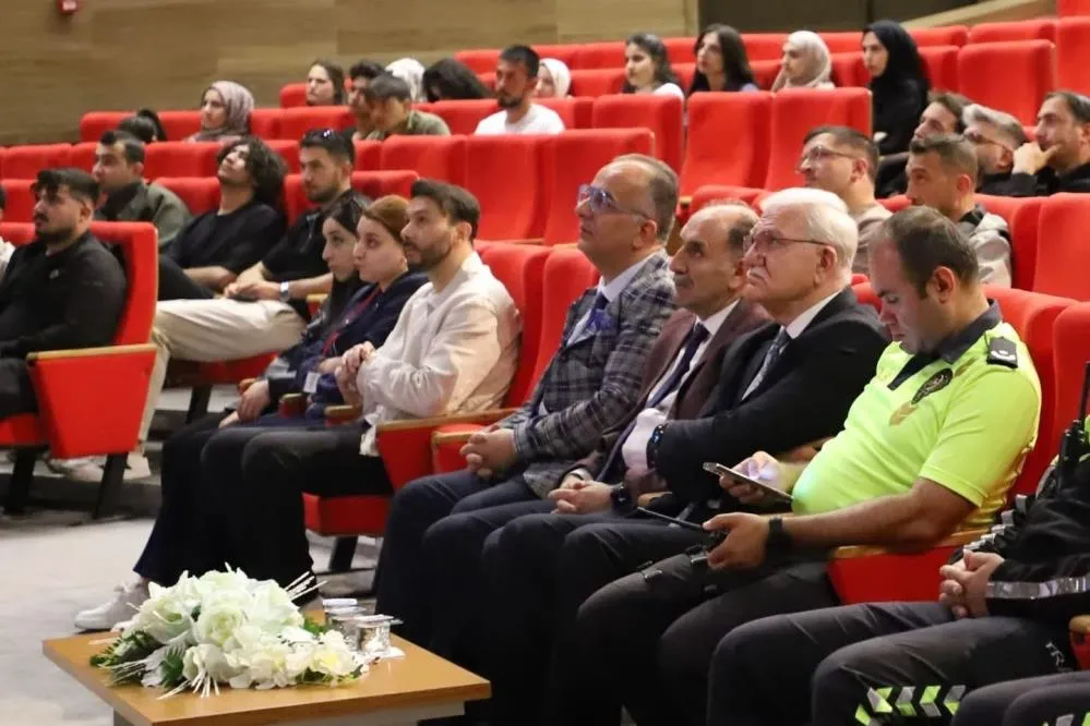 Üniversite öğrencilerine trafik güvenliği eğitimi