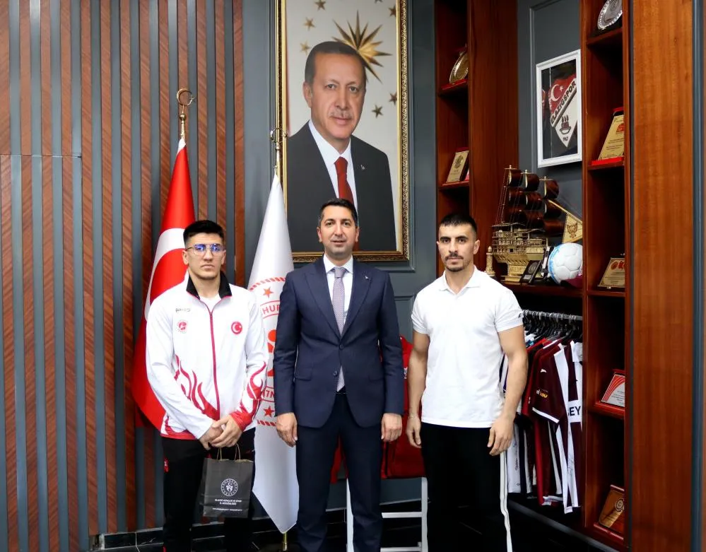 Omzundaki sakatlık yıldırmadı, Türkiye 3.