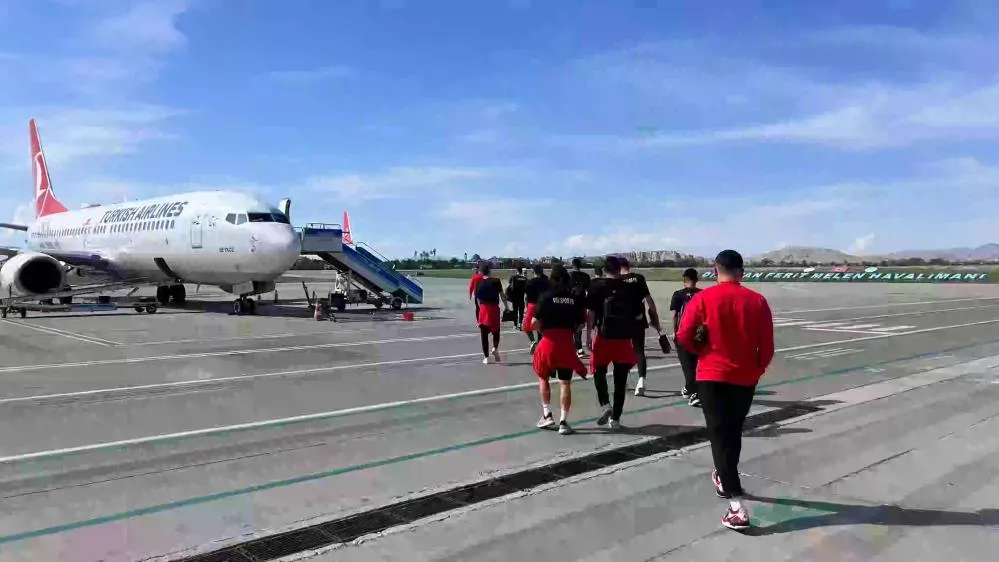 Vanspor kafilesi uçakla Elazığ