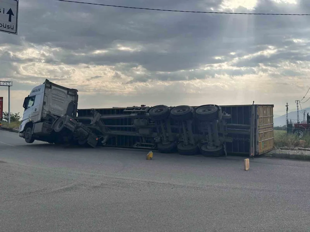 Gaziantep’te pamuk yüklü tırın dorsesi yan yattı