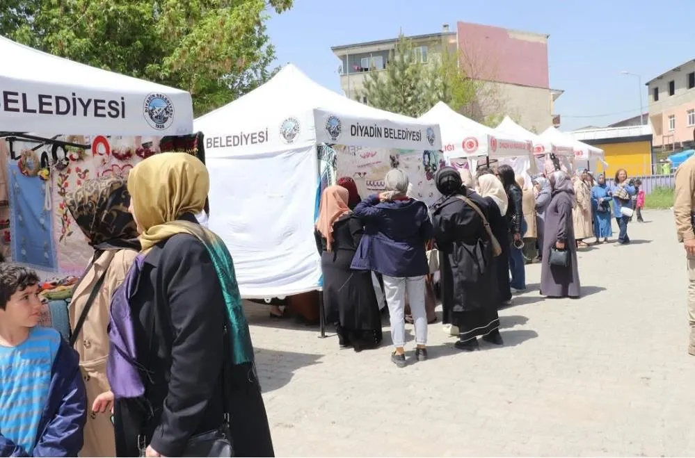 Kadınlar atık malzemeleri sanate dönüştürdü