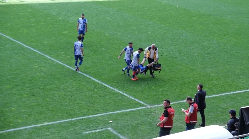 Sedye olmayınca sakatlanan futbolcu karga tulumba saha kenarına taşındı