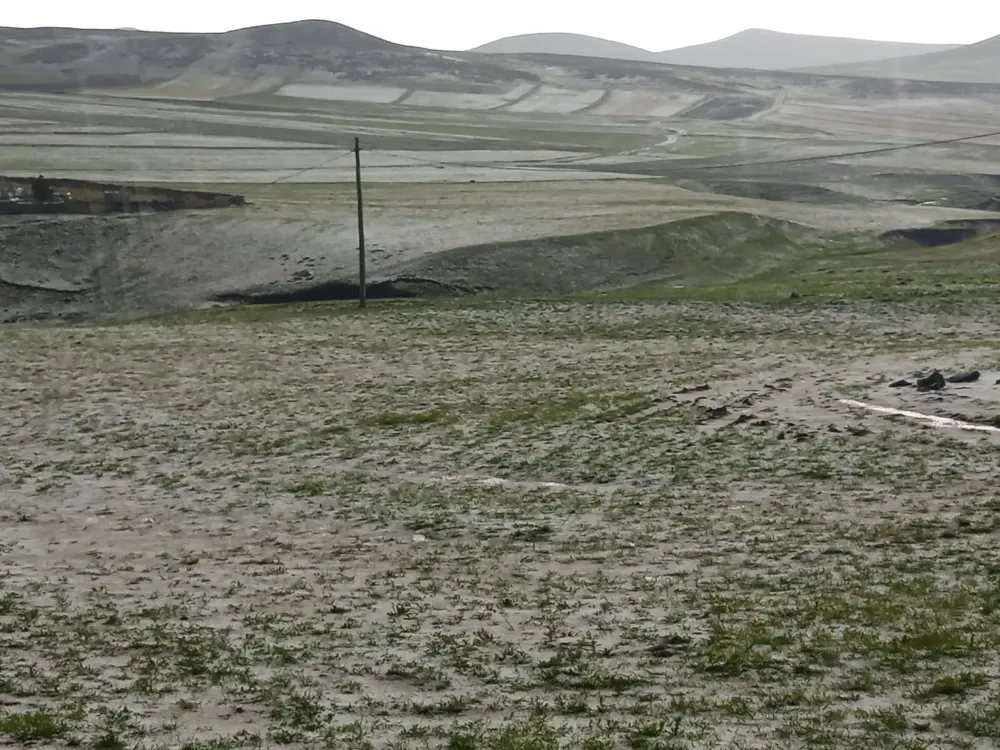 Dolu yağışı Kars’ı beyaza bürüdü