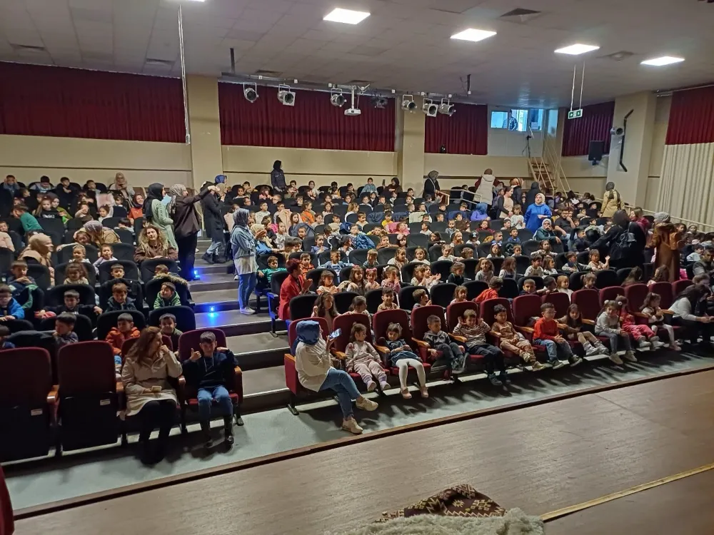 ’Harikalar Mutfağı’’ adlı çocuk oyunu sahnelendi