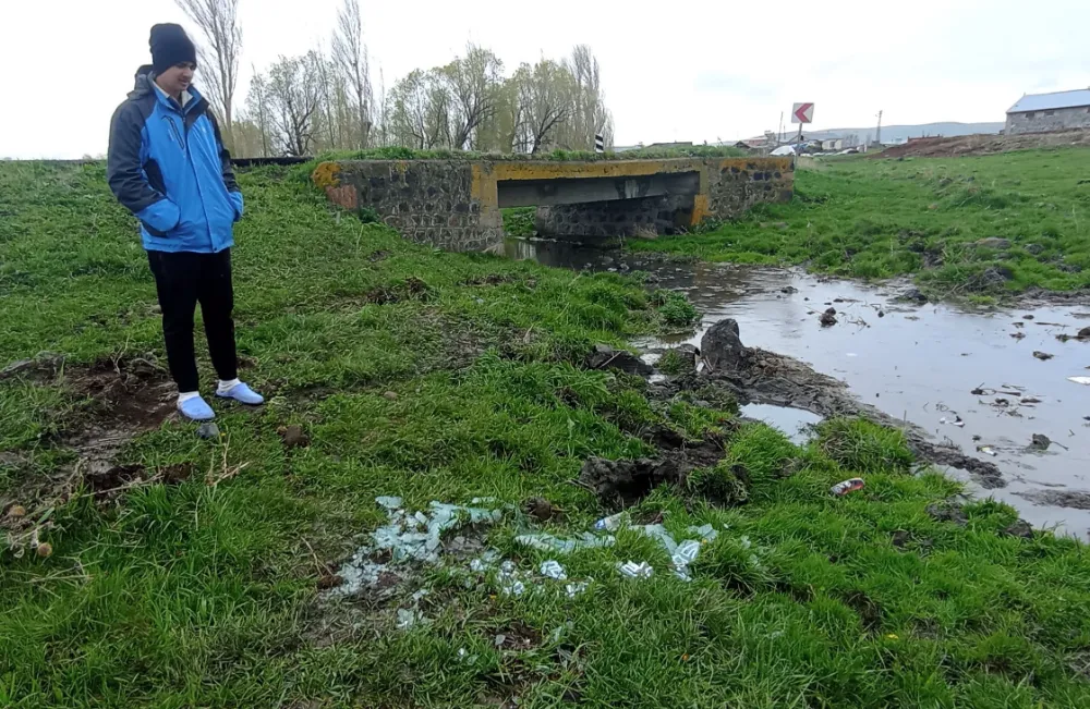 Kars’ta kamyonet dereye uçtu