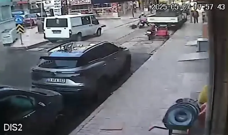 Düşen yaşlı adama motosiklet çarptı