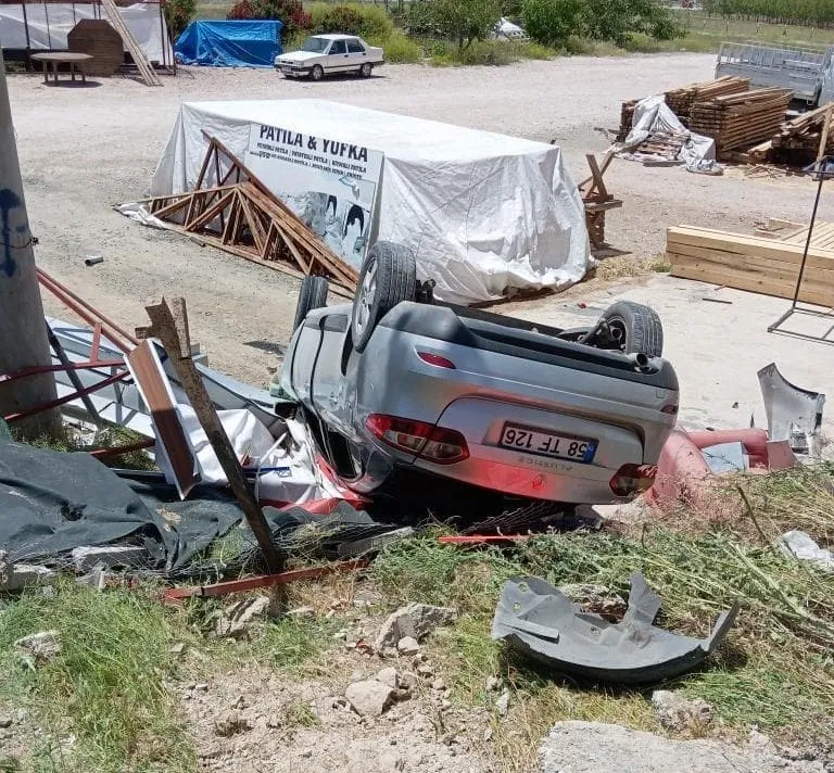 Elazığ’da otomobil şarampole devrildi: 2 yaralı