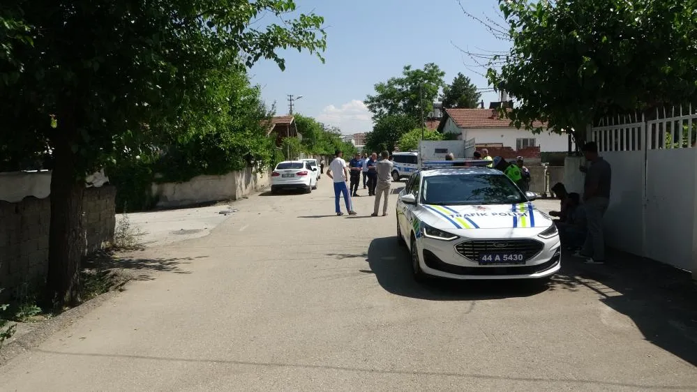 Hafif ticari araç ile otomobil çarpıştı