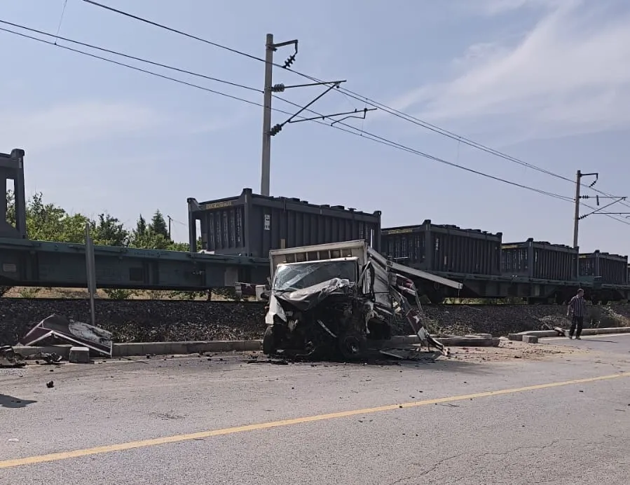 Malatya’da yük treni kamyonete çarptı