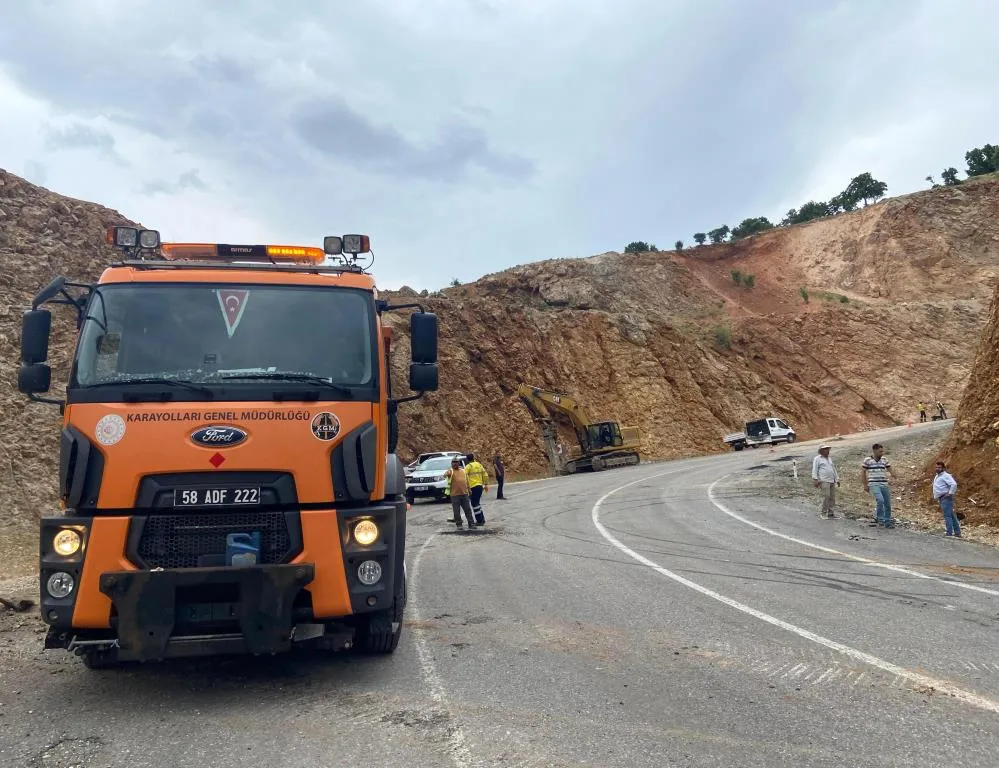 Yoldan çıkan tırın üzerindeki iş makinası düştü