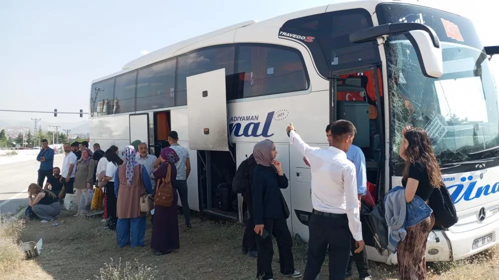 Yolcu otobüsü ile kamyonet çarpıştı